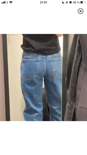 Lågmidjade jeans, dam - Säljer dessa lågmidjade dam jeans då de inte inte längre faller min smak. Köpta för 500kr på lindex och knappt använda. De är lågmidjade Men skulle mer säga att de är midrise. Super sköna! Pris kan diskuteras. Skriv om du vill ha mer bilder!💓
