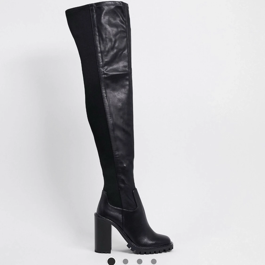 Oanvända lårhöga stövlar 