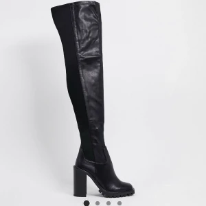 Oanvända lårhöga stövlar  - Helt oanvända från Asos. Storlek 35. Hämtas i Rotebro eller så står jag för frakten 💕 