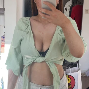 Grön sommartopp  - Prislappen kvar, är för obekväm för att ha på mig därav så säljer jag den.