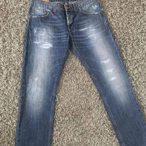 Säljer dessa riktigt feta Dondup jeans ändast för 650kr!! Modellen är george Säljer dom  pågrund av att dom är fel storlek 9/10 cond vid snabb affär kan priset diskuteras