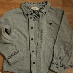 Armani baby 38 månader  - Super söt skjorta i mjukt material fint skick sparsamt använd priset är förhandlingsbart inköpt för 699 🥰