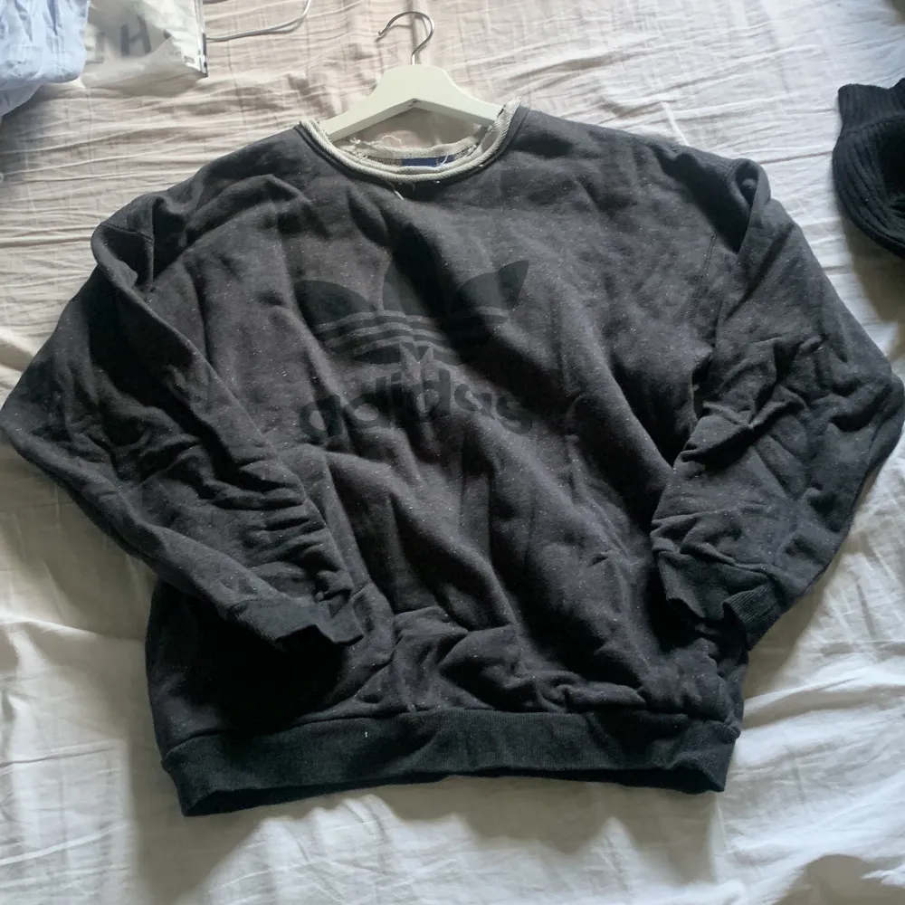 En grå adidas tröja med fickor på sidorna med en annorlunda men snygg krage. Aldrig använd. Tröjor & Koftor.