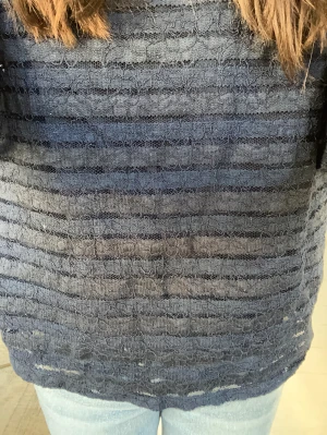 Blus - Den här mörkblåa Bondlid spetsblusen är så fin och perfekt till sommaren!