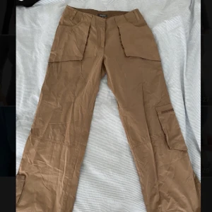 Cargo byxor - Assnygga cargobyxor från Streetone. Fickor fram och bak. Lite för små, kan ej knäppa, jag är storlek 36/38.