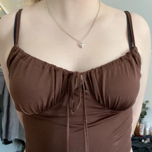 Brun tank top  - Fin brun tank top utan defekter i skönt material, säljer då jag inte använder den längre 💓
