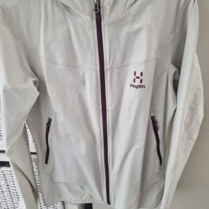Haglöfs jacka - Jättefin haglöfsjacka. I stl M Använd en vår. Finns några små märken. Vet ej om det går bort i tvätten.  500kr inkl frakt 🌟