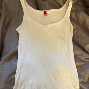 Vitt ribbat linne  - Vitt ribbat linne ! Bra bas plagg 