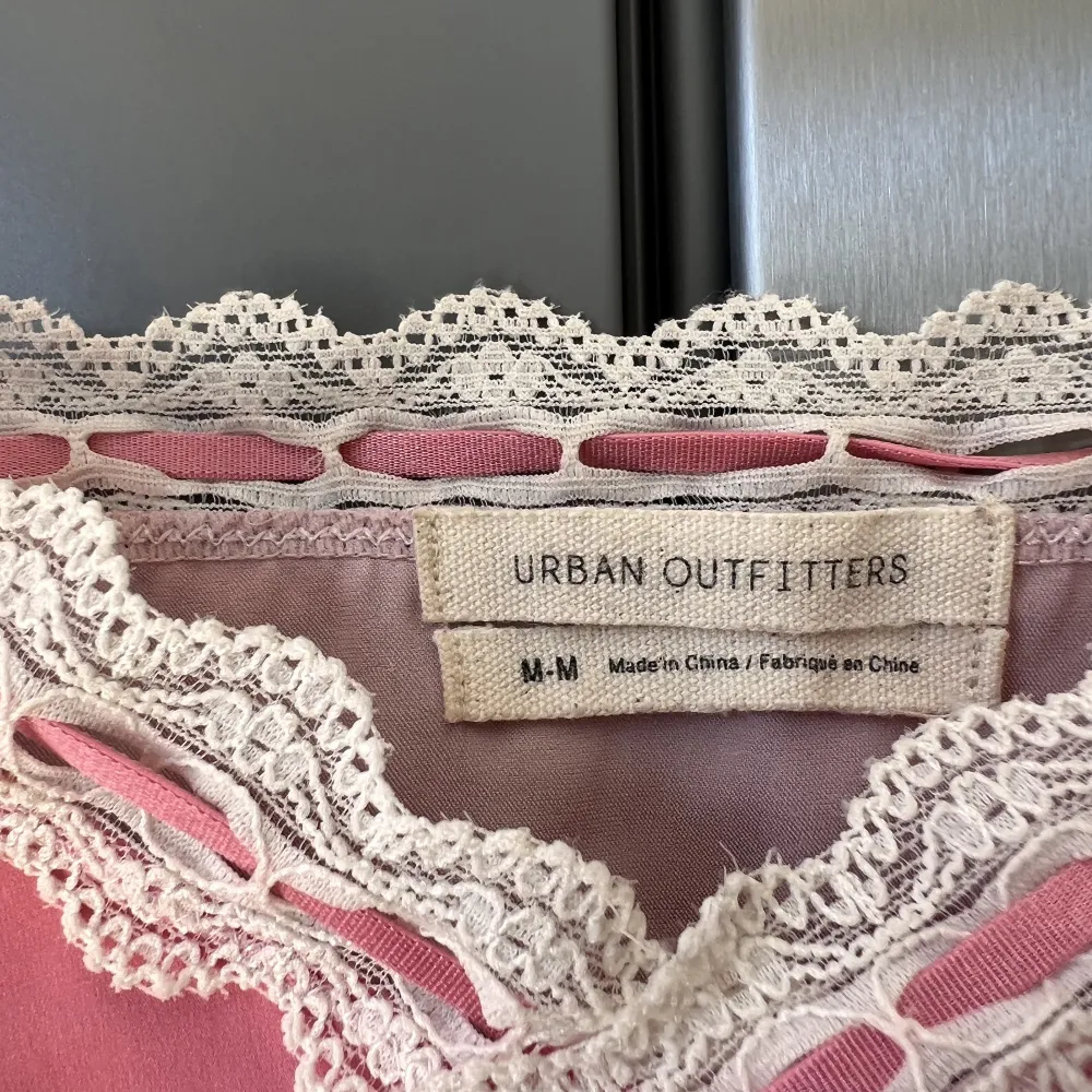 Söt rosa topp från Urban outfitters, knappt använd. . Toppar.