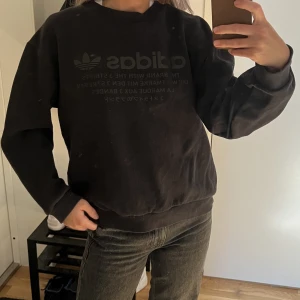 Svart adidas sweatshirt  - Svart adidas sweatshirt i fint skick  Passar en S
