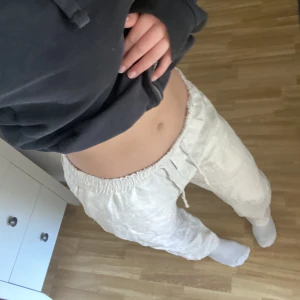 Linnebyxor - Säljer dessa linnebyxor som går att vika ner så dom är lågmidjade men även ha dom uppvikta. Säljer pga kommer inte till användning då jag har ett annat par som passar mig mer. Jag är 160 lång o dom passar mig perfekt i längden