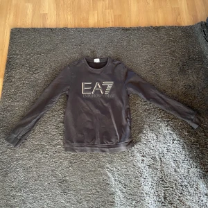 Ea7 sweatshirt  - Denna tröja är i fint skick och köptes för 800kr. Säljer denna för 200kr.