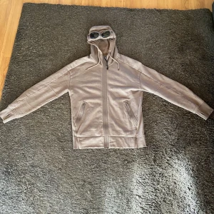 Cp company. Zip hoodie - Tröjan är i bra skick och kostade 2700kr när jag köpte den på NK i göteborg. Säljer den för 800kr 