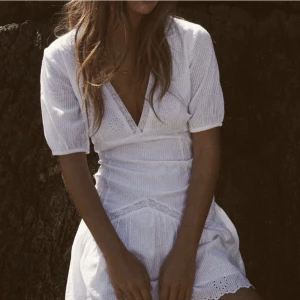 Zara klänning  - Fin sommarklänning från zara, den passade inte mig så hoppas någon annan får användning av den. Prislappen är kvar💗🙌🏻