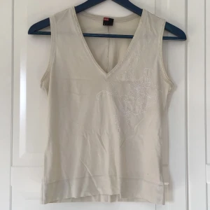 Cremevitt linne - Superfint och unikt linne i cremevit färg⭐️ fin brodering och en ljup v ringning💗 tyvärr ett par små fläckar på framsidan (sista bilden)