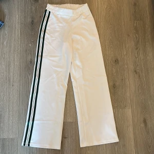 Vita byxor med gröna linjer - Vita byxor med gröna linjer från ginatricot Strl xs +frakt