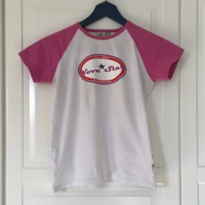 T-shirt med tryck - Superfin t-shirt som tyvärr är lite för liten för mig🥲 fint skick flutom en liten fläck under trycket (bild 2)💗osäker på ifall jag vill sälja därför lite dyrare