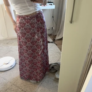 Långkjol - Jättefin långkjol med slits i strl Xs, resår baktill. Har 2 små revor men inget som syns jättemycket och kan säkert sys ihop enkelt! 