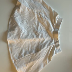 Kjol i perfekt skick  - Nu säljer jag en fin vit kjol som jag har använt en gång.  