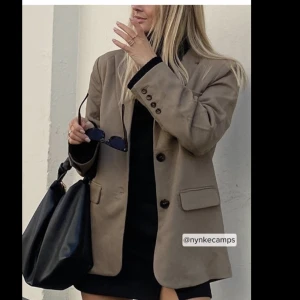 Kavaj i beige/brun - Använd ett fåtal gånger, säljer då den inte kommer till användning!  Lite oversized och är i twill.  Nypris: 900kr och är slutsåld i alla storlekar på hemsidan.  Vid många intresserade blir det budgivning⭐️