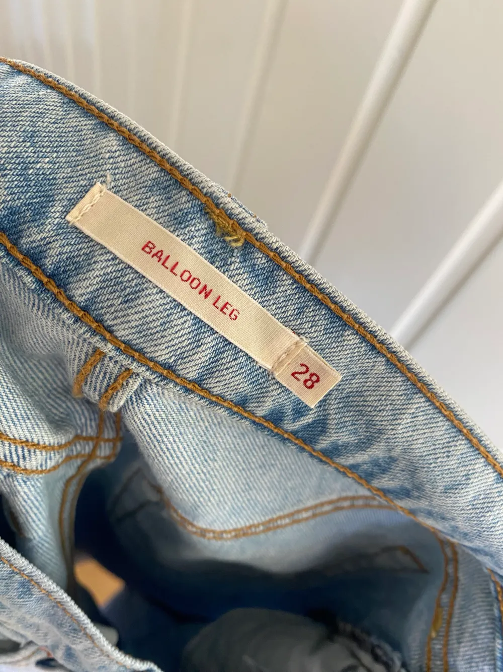 Fina ljusblåa jeans perfekt till sommaren. I storlek w28 och längden 28 med dragkedja. Endast använda ett fåtal gånger, väldigt fint skick. Ordinarie pris 1295kr Vid snabb affär kan säljas billigare☺️. Jeans & Byxor.