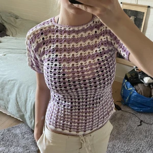 Virkad topp - Så fin virkad topp i jättefint mönster. Liten v-ringning framtill och tröjan går bra att ha åt båda hållen. Ingen storlek men skulle säga S💕