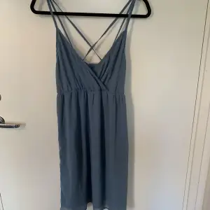 Blå ny klänning från vero moda i storlek M