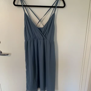 Ny klänning - Blå ny klänning från vero moda i storlek M
