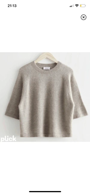 Stickad tshirt - Säljer min jätte fina stickade tshirt från & other stories. Inte andvänd så mycket då jag inte har fått tillfällen till de. Perfekt nu till våren och sommaren då den inte är så tjok och i bra skick  💗💗💗💗