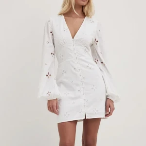 Vit klänning/studentklänning NAKD - Klänning från NAKD som är perfekt som studentklänning eller sommarklänning, helt slutsåld på hemsidan o har varit det ett tag. Helt oanvänd med lapparna på, säljer då jag köpte den i två storlekar inför min egna student💖💖Nypris 599kr