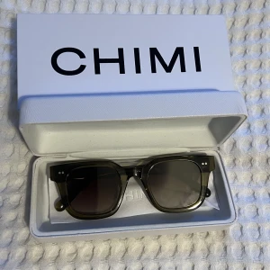 Gröna Chimi 04 - Gröna Chimisolglasögon i storlek 04. 