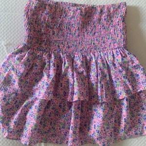 Volangkjol  - Säljer en jätte söt volangkjol då den inte kommer till användning! Kjolen är i storlek xs och är i jätte gott skick, använd max 2 gånger💞