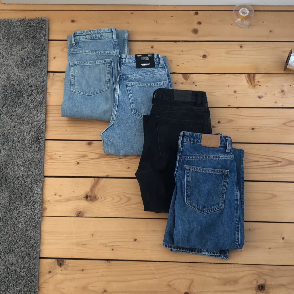 Säljer mina favorit jeans från weekday i storlek w25 längd 34💕säljer som 4pack för 1600kr 2pack för 800kr eller 400kr/st.De är köpta för 600kr/st.De är modellen rowe och i färgerna ljusblå (2st),mörkblå och svarta. Jeans & Byxor.