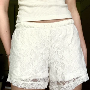 Vita shorts med gulliga detaljer - Vita shorts med gulliga blom mönster / detaljer. Otroligt mjuka och sköna!