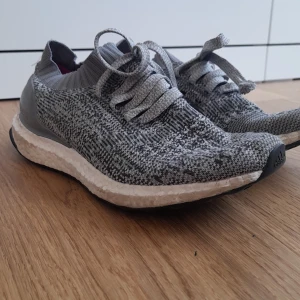 Adidas ultraboost - Gråa adidas ultraboostst, superbekväma bra skick utan box