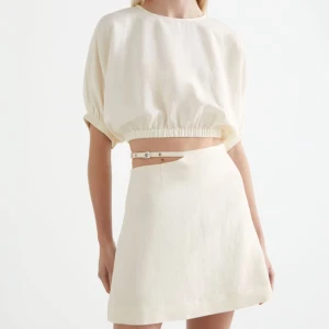 & Other stories set - & Other Stories vitt set, Top strl 34 och Kjol strl 36, Material: Linne 56%, Silk 44%, Använd några gånger men finns inget att anmärka på mer än liten smink rand på insidan av tröjan (går bor i tvätt).