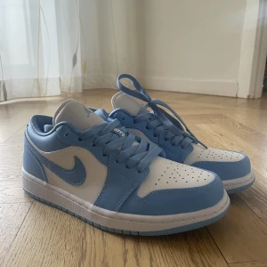 NIKE AIR JORDAN 1 LOW ”UNC” - ⚡️Säljer pågrund av att de inte kommit till användning 💰Säljs med originella skolåda 📦Helt oanvända 👣Storlek 39