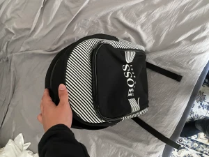 Hugo boss väska - Har haft ett tag. Rätt bra skick. Ny pris 2000kr