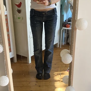 Lågmidjade Diesel jeans - Lågmidjade raka diesel jeans! Modellen heter ”moonie” å de är i stl W27 L34, men de är små i storleken så jag skulle säga W24-26, och de är uppsydda ganska mycket så skulle snarare säga L 30!💕midjemått: 35cm (tvärs över), innerbenslängd: 77cm