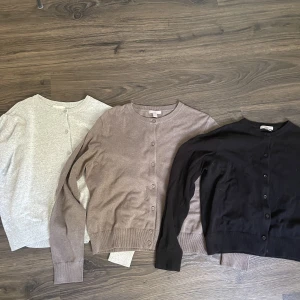 Koftor  - 3 st koftor från H&M. 50kr styck för varje kofta. Använda fåtal gånger. Skriv privat för fler bilder! Alla är i stl L men dom är små i stl så dom skulle kunna passa en som har S. OBS: den svarta och bruna är sålda!!