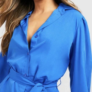 Blå somrig klänning  - ny, prislapp kvar. Säljs pågrund av fel storlek 