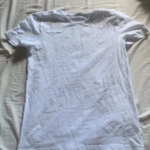 T-shirt  - En hel vit T-shirt som är lång men kort i armarna och ganska tight överlag. Aldrig använd