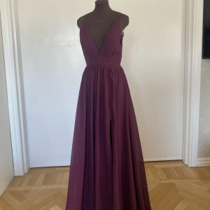 Balklänning  - Så fin balklänning i lila💜Aldrig använd pga för sen ankomst för min bal. Klänningen är uppsydd efter mina mått, är 174 cm lång med storlek S. (Kontakta mig för mer specifika mått)