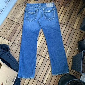 Ricky Big T True religion.  - Modell: Ricky Big T ( Vintage ) Strlk: Seat 34/34 men står 36? men detta passar även mig med bälte som har en helt annan storlek.  