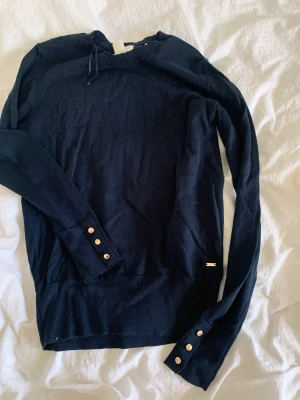 Långärmad tröja  - Långärmad tröja, aldrig andvänt då den var för liten, kontakta mig vid eventuella frågor 🤩