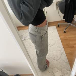 Ginatricots lågmidjade raka jeans i den grå färgen. Dom är för långa för mig och glömde skicka tillbaka i tid. Använda 1 gång så är i bra stick ❤️❤️