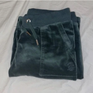 Juicy💚 - Säljer mina byxor då dom inte passar längre, köpte för 750kr säljer för 550-600kr. Dom är större i storleken 💚