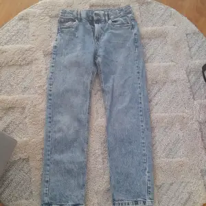 Säljer ett par jeans från lindex i storlek 152, dom är i nyskick 