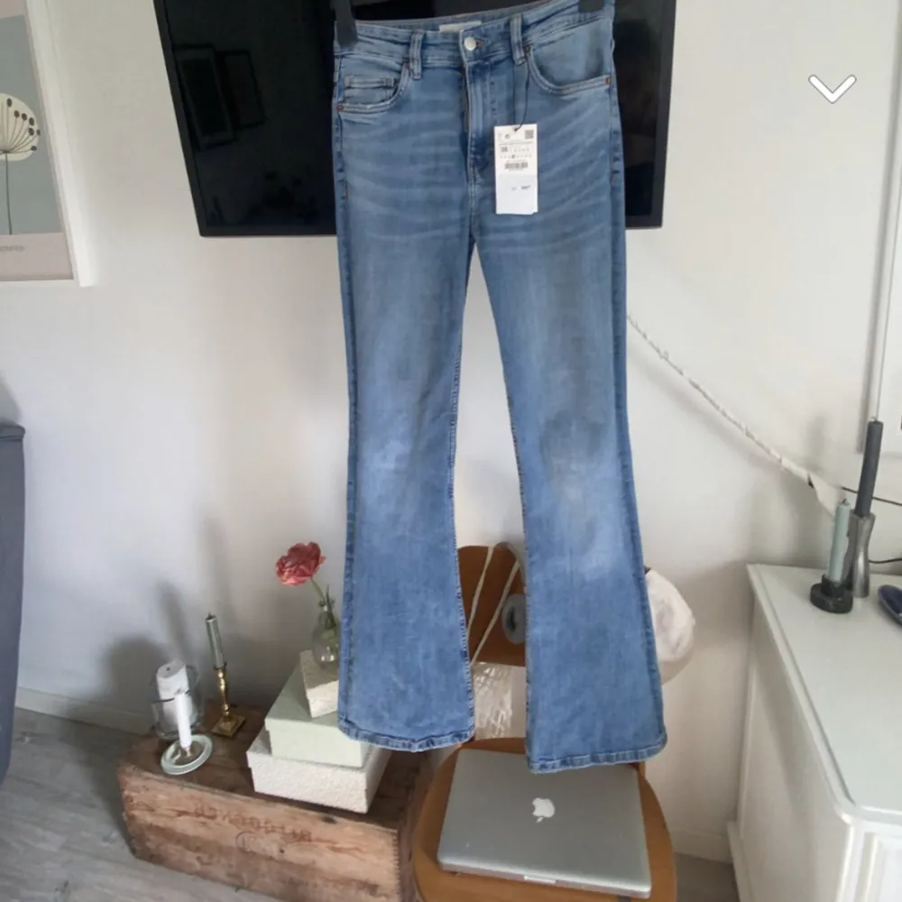 Ett par helt nya jeans från zara i st 38 men passar mig som brukar ha 36 då dom är små i storlekarna.  Helt nya vill ej ha dom längre då dom är för långa. Dom är med waist . Jeans & Byxor.