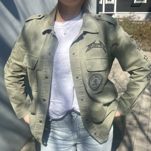 Grön tygjacka / skjorta - Grön tygjacka från ginatricot X anniebing. Storlek M, i fint skick. Perfekt till våren!  